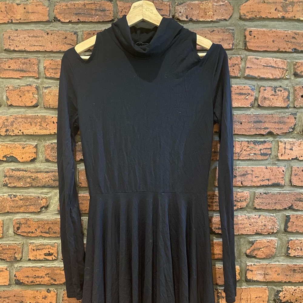 Shoulder cutout little back dress